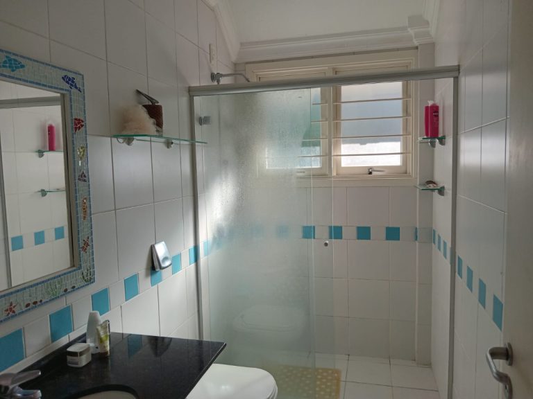 CASA COM 3 DORMITÓRIOS, SENDO UM SUÍTE, DUAS VAGAS DE GARAGEM, NO JARDIM MAUÁ
