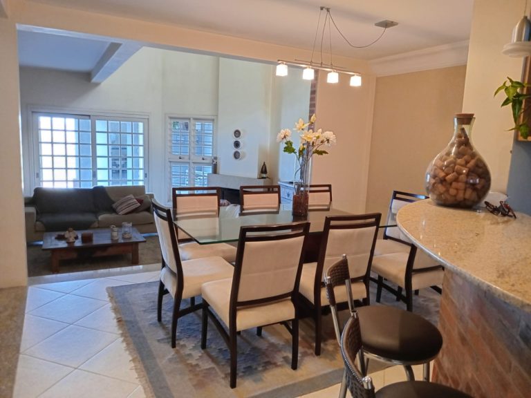 CASA COM 3 DORMITÓRIOS, SENDO UM SUÍTE, DUAS VAGAS DE GARAGEM, NO JARDIM MAUÁ
