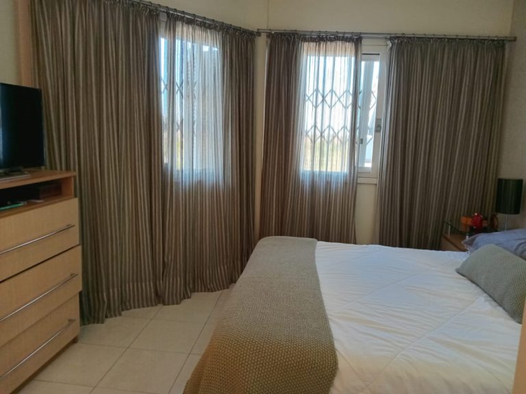 CASA COM 3 DORMITÓRIOS, SENDO UM SUÍTE, DUAS VAGAS DE GARAGEM, NO JARDIM MAUÁ