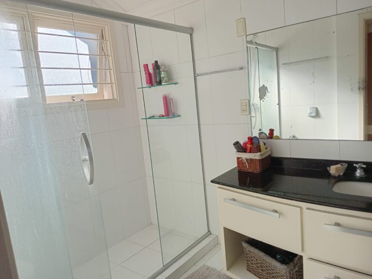 CASA COM 3 DORMITÓRIOS, SENDO UM SUÍTE, DUAS VAGAS DE GARAGEM, NO JARDIM MAUÁ