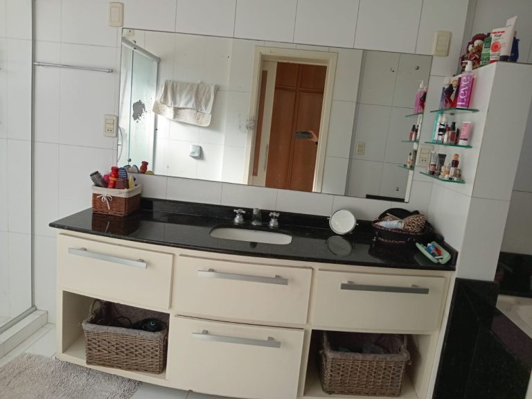 CASA COM 3 DORMITÓRIOS, SENDO UM SUÍTE, DUAS VAGAS DE GARAGEM, NO JARDIM MAUÁ