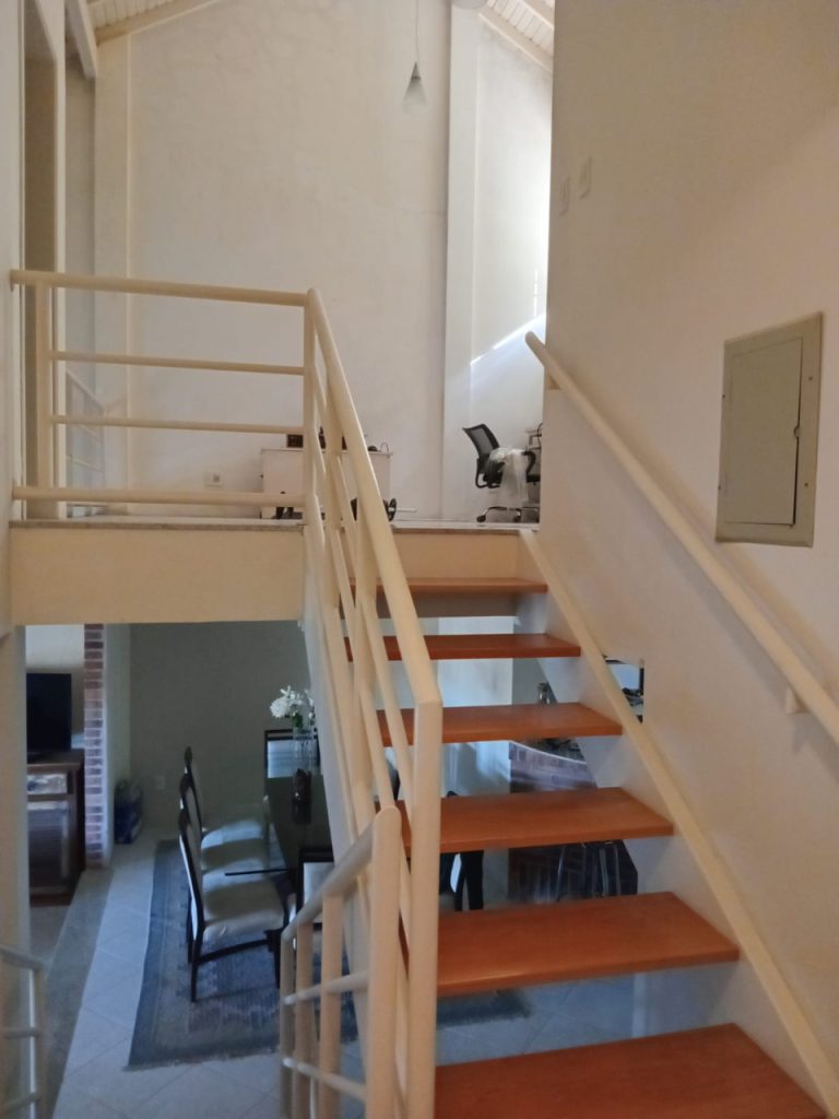 CASA COM 3 DORMITÓRIOS, SENDO UM SUÍTE, DUAS VAGAS DE GARAGEM, NO JARDIM MAUÁ