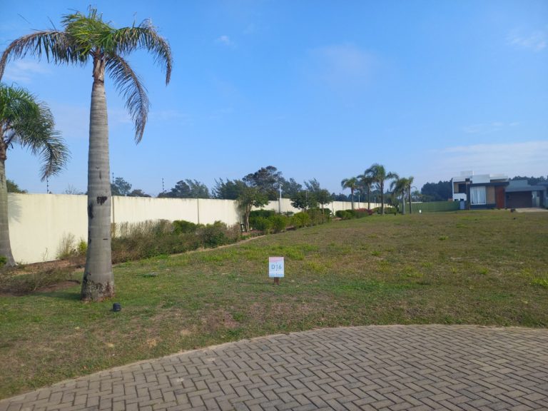 TERRENO PLANO EM CONDOMÍNIO COM 318,50M2, PRAIA DE ARROIO TEIXEIRA