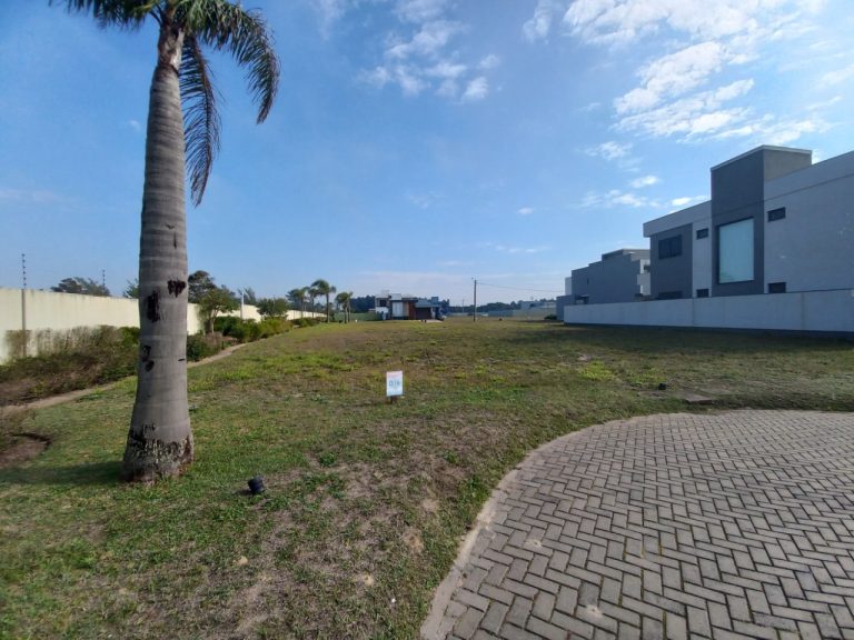 TERRENO PLANO EM CONDOMÍNIO COM 318,50M2, PRAIA DE ARROIO TEIXEIRA