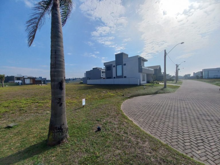 TERRENO PLANO EM CONDOMÍNIO COM 318,50M2, PRAIA DE ARROIO TEIXEIRA