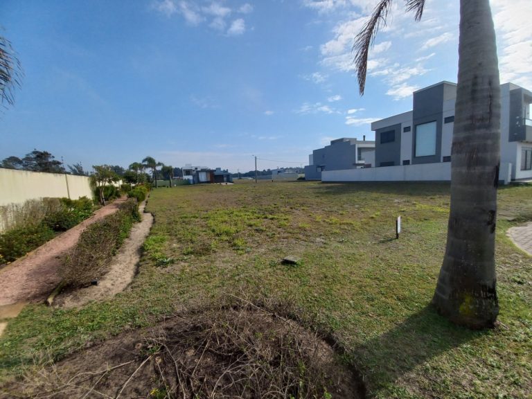 TERRENO PLANO EM CONDOMÍNIO COM 318,50M2, PRAIA DE ARROIO TEIXEIRA