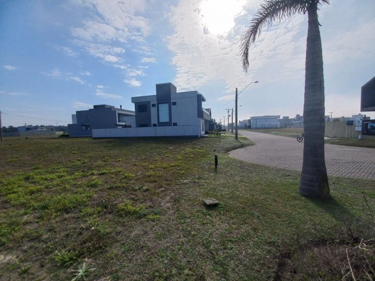 TERRENO PLANO EM CONDOMÍNIO COM 318,50M2, PRAIA DE ARROIO TEIXEIRA