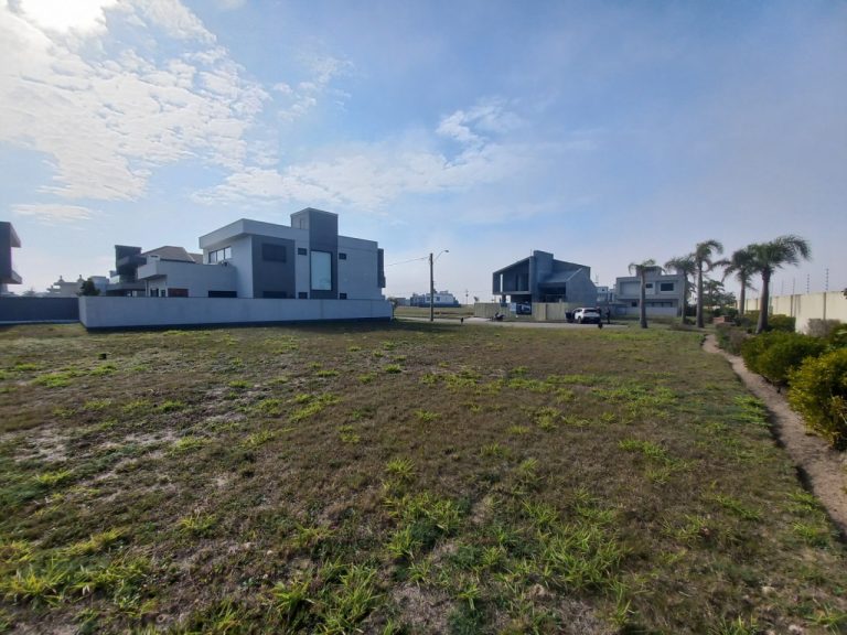 TERRENO PLANO EM CONDOMÍNIO COM 318,50M2, PRAIA DE ARROIO TEIXEIRA