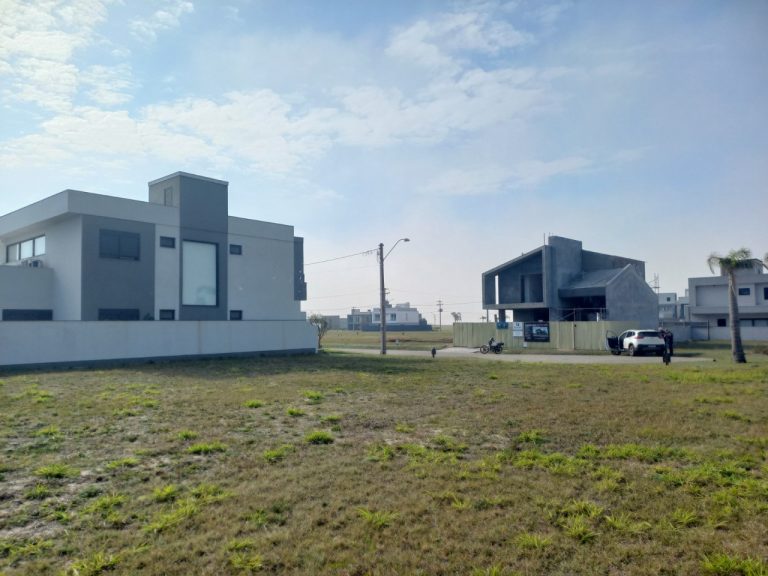 TERRENO PLANO EM CONDOMÍNIO COM 318,50M2, PRAIA DE ARROIO TEIXEIRA