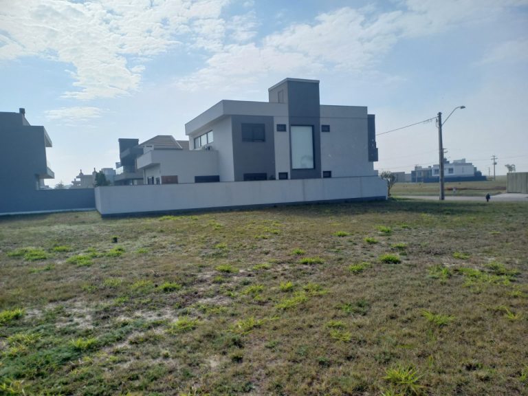 TERRENO PLANO EM CONDOMÍNIO COM 318,50M2, PRAIA DE ARROIO TEIXEIRA