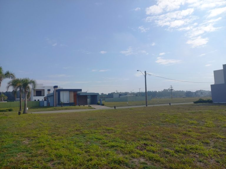 TERRENO PLANO EM CONDOMÍNIO COM 318,50M2, PRAIA DE ARROIO TEIXEIRA
