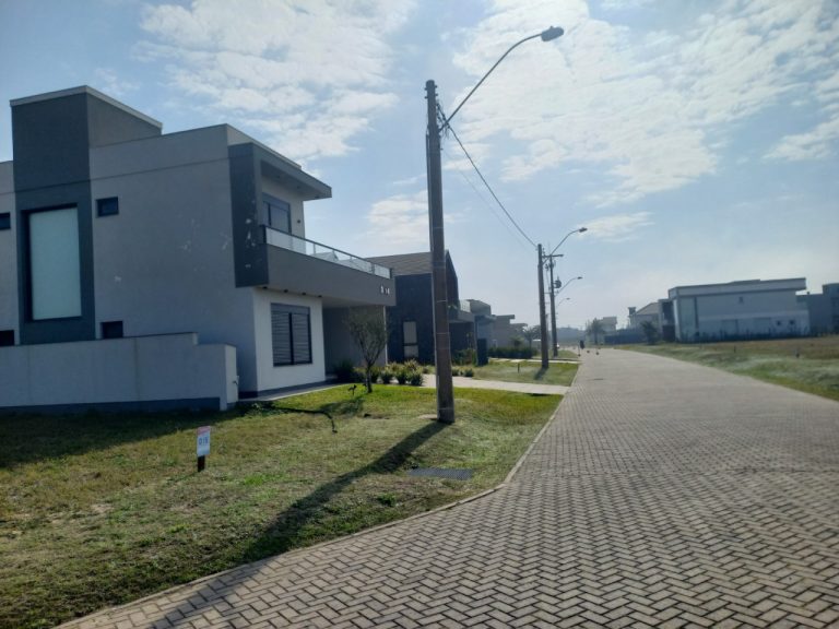 TERRENO PLANO EM CONDOMÍNIO COM 318,50M2, PRAIA DE ARROIO TEIXEIRA