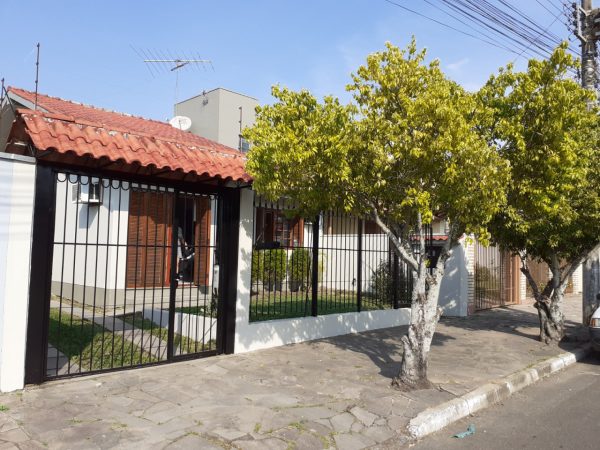 CASA PLANA COM 3 DORMITÓRIOS, SENDO UM SUÍTE, GARAGEM, EM CANUDOS