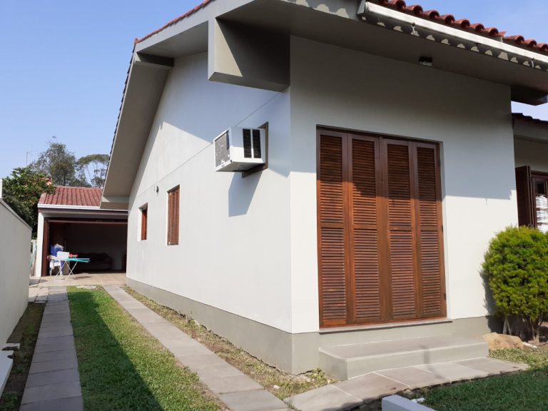 CASA PLANA COM 3 DORMITÓRIOS, SENDO UM SUÍTE, GARAGEM, EM CANUDOS