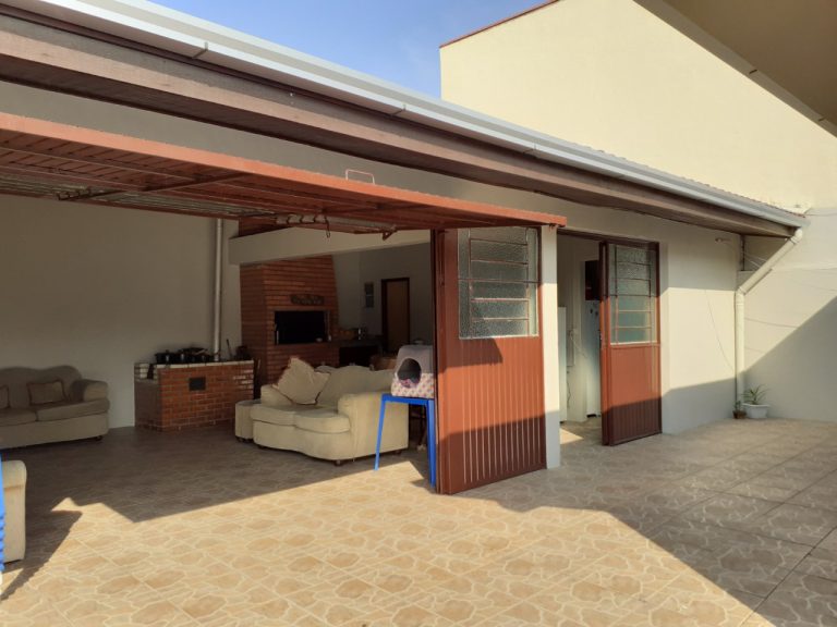 CASA PLANA COM 3 DORMITÓRIOS, SENDO UM SUÍTE, GARAGEM, EM CANUDOS