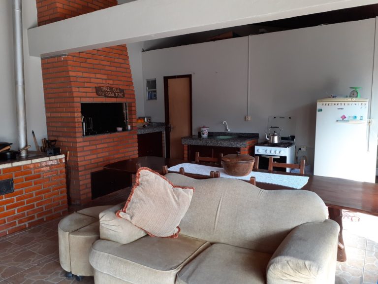 CASA PLANA COM 3 DORMITÓRIOS, SENDO UM SUÍTE, GARAGEM, EM CANUDOS