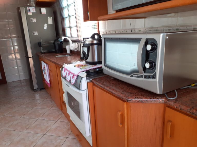 CASA PLANA COM 3 DORMITÓRIOS, SENDO UM SUÍTE, GARAGEM, EM CANUDOS