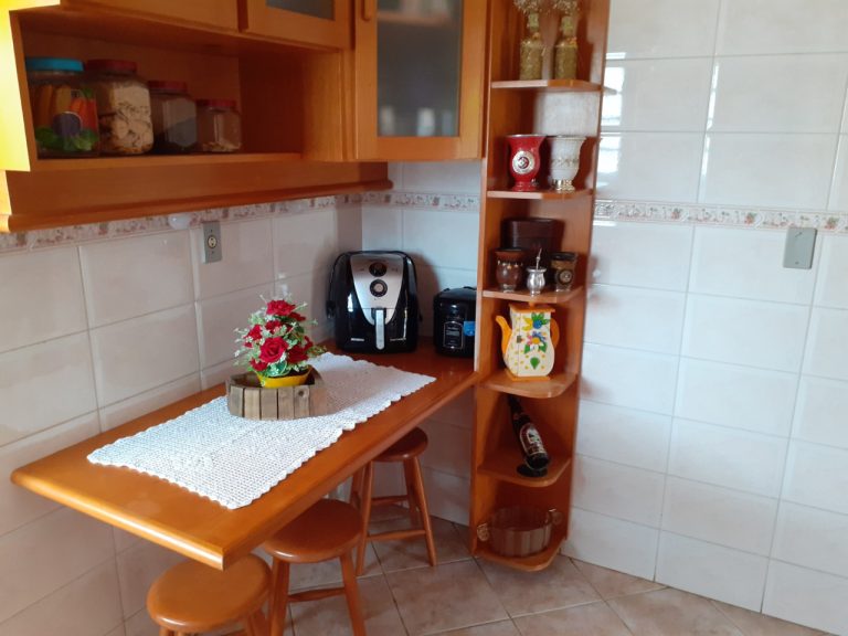 CASA PLANA COM 3 DORMITÓRIOS, SENDO UM SUÍTE, GARAGEM, EM CANUDOS