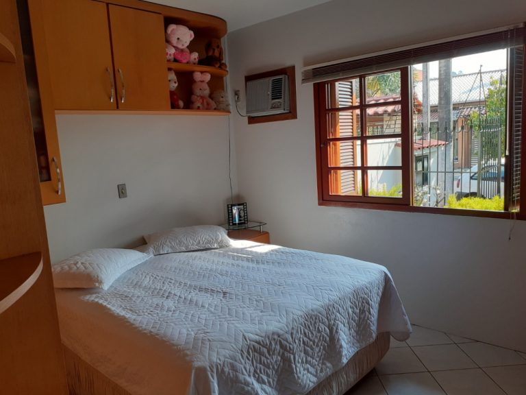 CASA PLANA COM 3 DORMITÓRIOS, SENDO UM SUÍTE, GARAGEM, EM CANUDOS