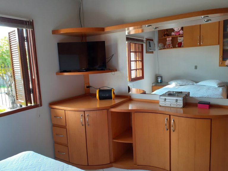 CASA PLANA COM 3 DORMITÓRIOS, SENDO UM SUÍTE, GARAGEM, EM CANUDOS