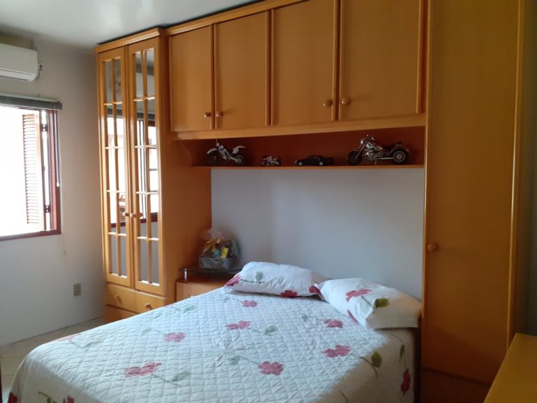 CASA PLANA COM 3 DORMITÓRIOS, SENDO UM SUÍTE, GARAGEM, EM CANUDOS