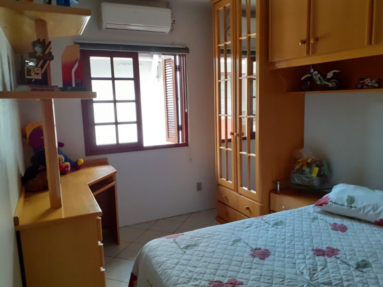 CASA PLANA COM 3 DORMITÓRIOS, SENDO UM SUÍTE, GARAGEM, EM CANUDOS