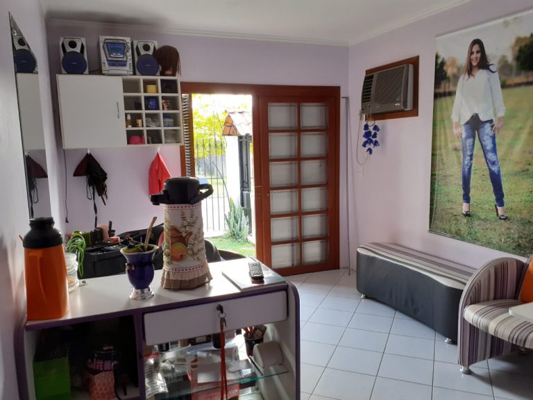 CASA PLANA COM 3 DORMITÓRIOS, SENDO UM SUÍTE, GARAGEM, EM CANUDOS