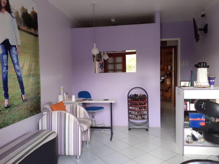 CASA PLANA COM 3 DORMITÓRIOS, SENDO UM SUÍTE, GARAGEM, EM CANUDOS