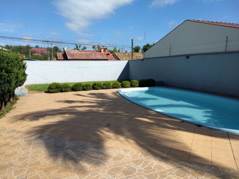 CASA PLANA COM 3 DORMITÓRIOS, SENDO UM SUÍTE, GARAGEM, EM CANUDOS