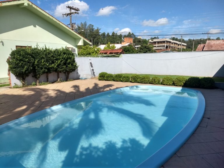 CASA PLANA COM 3 DORMITÓRIOS, SENDO UM SUÍTE, GARAGEM, EM CANUDOS