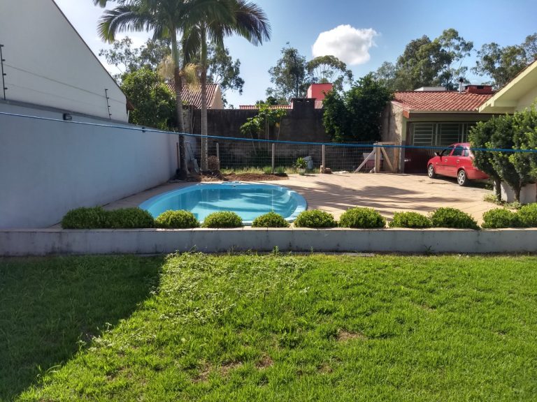 CASA PLANA COM 3 DORMITÓRIOS, SENDO UM SUÍTE, GARAGEM, EM CANUDOS