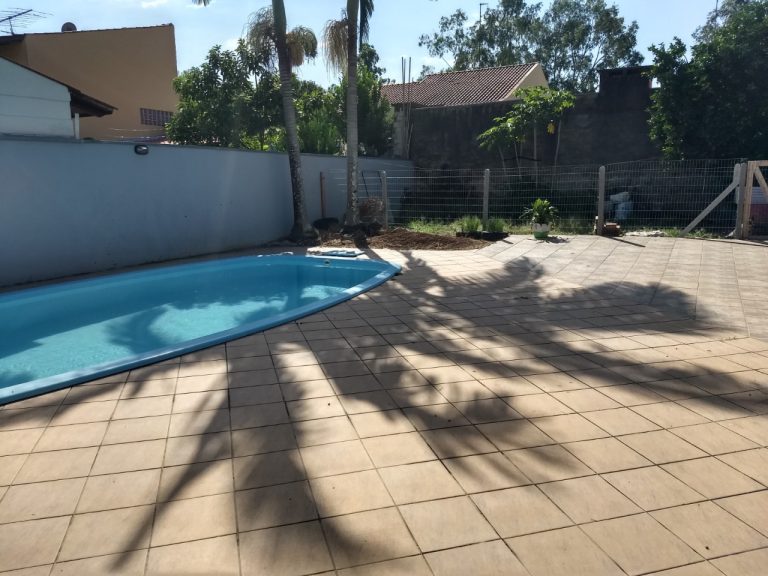 CASA PLANA COM 3 DORMITÓRIOS, SENDO UM SUÍTE, GARAGEM, EM CANUDOS