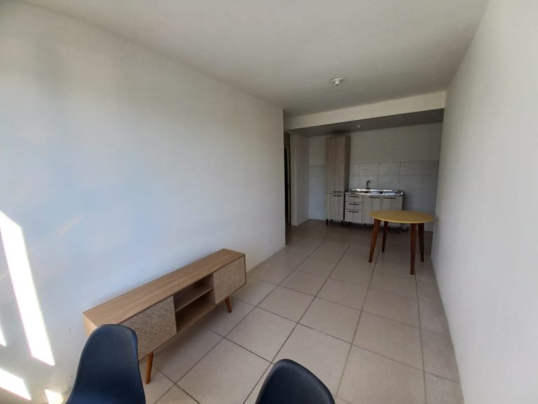 APARTAMENTO COM 2 DORMITÓRIOS, UMA VAGA PARA CARRO, NO OPERÁRIO
