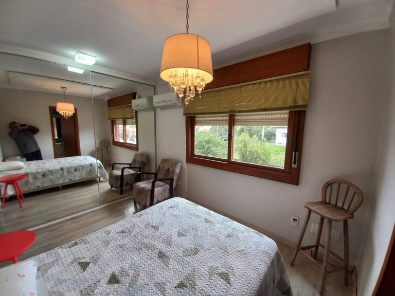 APARTAMENTO COM 3 DORMITÓRIOS, SENDO UM SUÍTE, GARAGEM PARA DOIS CARROS, NO IDEAL