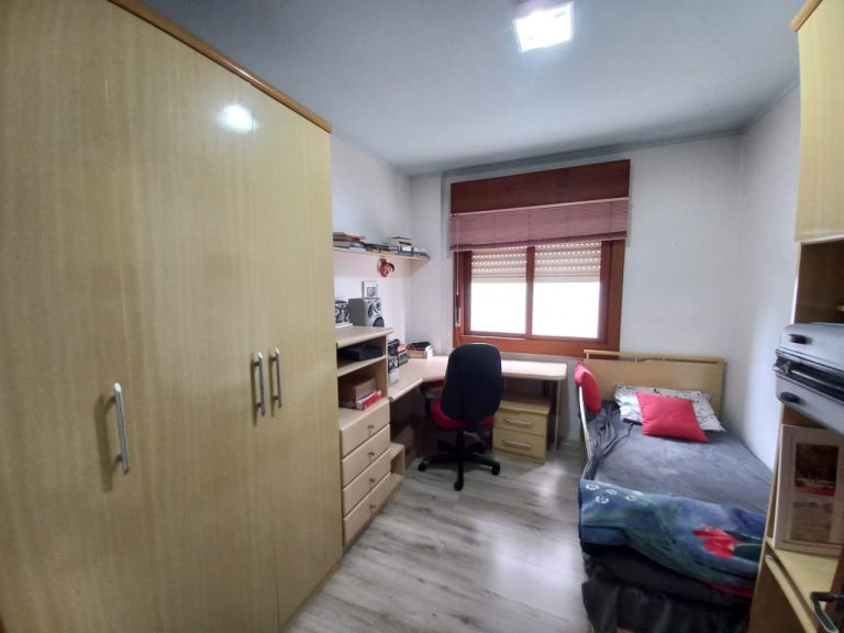 APARTAMENTO COM 3 DORMITÓRIOS, SENDO UM SUÍTE, GARAGEM PARA DOIS CARROS, NO IDEAL