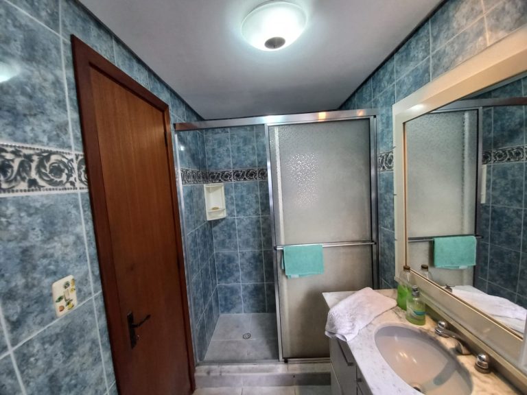 APARTAMENTO COM 3 DORMITÓRIOS, SENDO UM SUÍTE, GARAGEM PARA DOIS CARROS, NO IDEAL