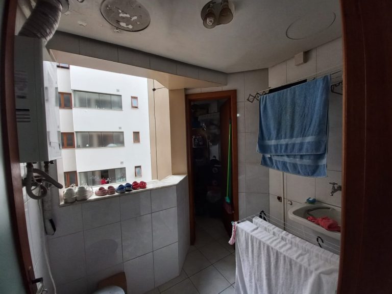APARTAMENTO COM 3 DORMITÓRIOS, SENDO UM SUÍTE, GARAGEM PARA DOIS CARROS, NO IDEAL