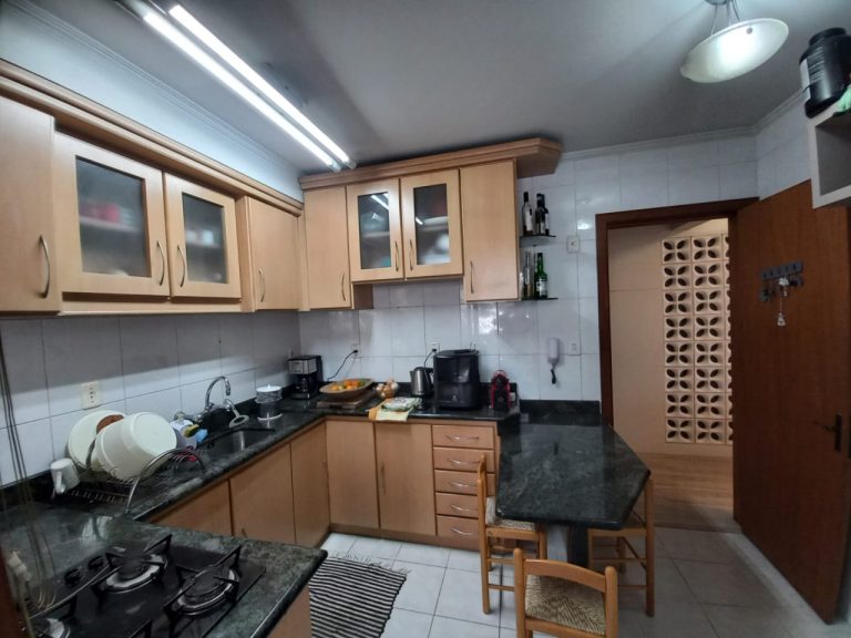 APARTAMENTO COM 3 DORMITÓRIOS, SENDO UM SUÍTE, GARAGEM PARA DOIS CARROS, NO IDEAL