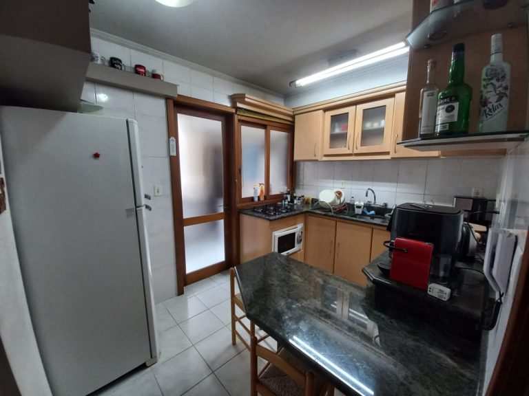 APARTAMENTO COM 3 DORMITÓRIOS, SENDO UM SUÍTE, GARAGEM PARA DOIS CARROS, NO IDEAL