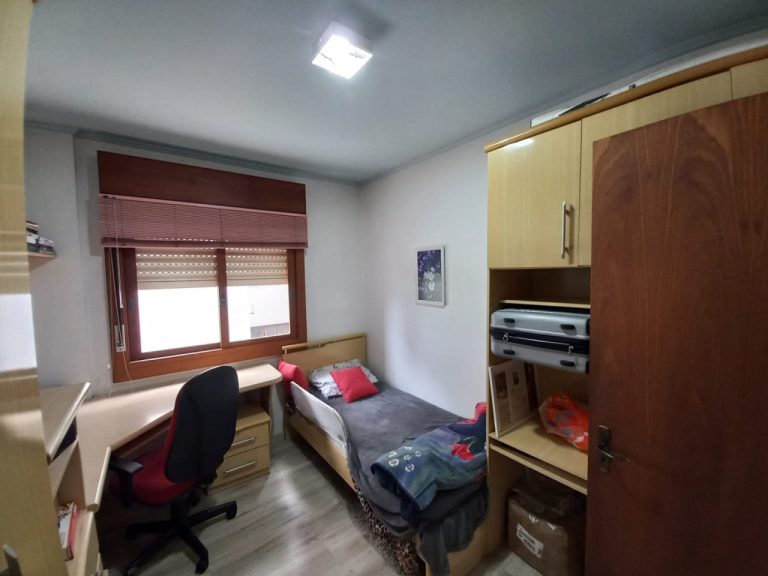 APARTAMENTO COM 3 DORMITÓRIOS, SENDO UM SUÍTE, GARAGEM PARA DOIS CARROS, NO IDEAL