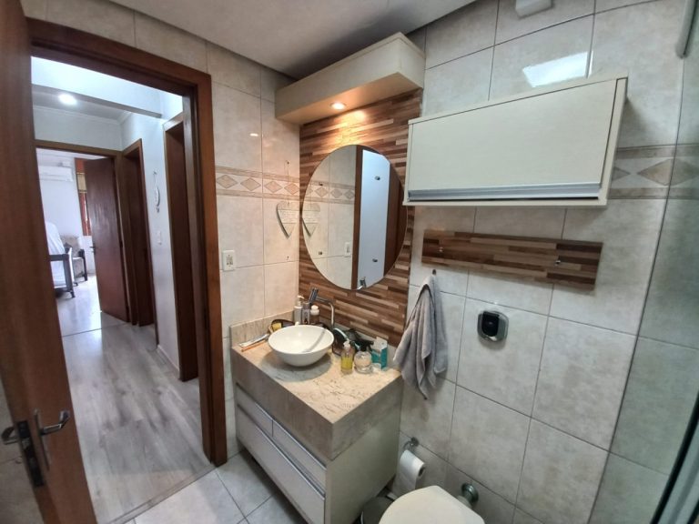 APARTAMENTO COM 3 DORMITÓRIOS, SENDO UM SUÍTE, GARAGEM PARA DOIS CARROS, NO IDEAL