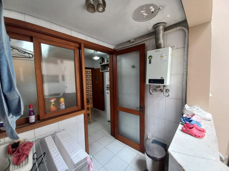 APARTAMENTO COM 3 DORMITÓRIOS, SENDO UM SUÍTE, GARAGEM PARA DOIS CARROS, NO IDEAL
