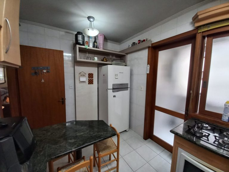 APARTAMENTO COM 3 DORMITÓRIOS, SENDO UM SUÍTE, GARAGEM PARA DOIS CARROS, NO IDEAL