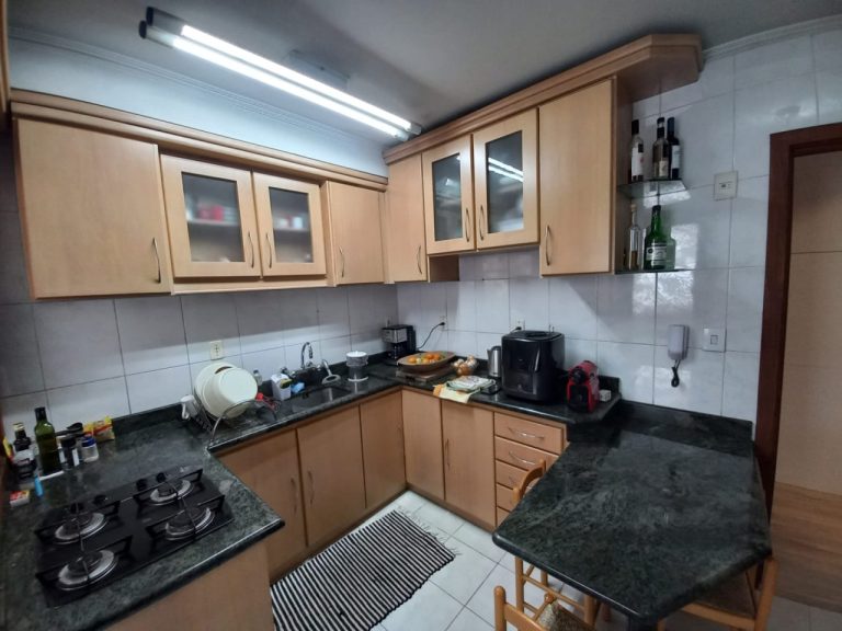APARTAMENTO COM 3 DORMITÓRIOS, SENDO UM SUÍTE, GARAGEM PARA DOIS CARROS, NO IDEAL