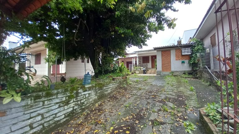 CASA COM DUAS CONSTRUÇÕES, 2 DORMITÓRIOS, NO JARDIM MAUÁ