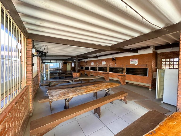 APARTAMENTO COM 3 DORMITÓRIOS TRANSFORMADO EM DOIS DORMITÓRIOS, UMA VAGA DE GARAGEM ROTATIVA, SÃO LEOPOLDO