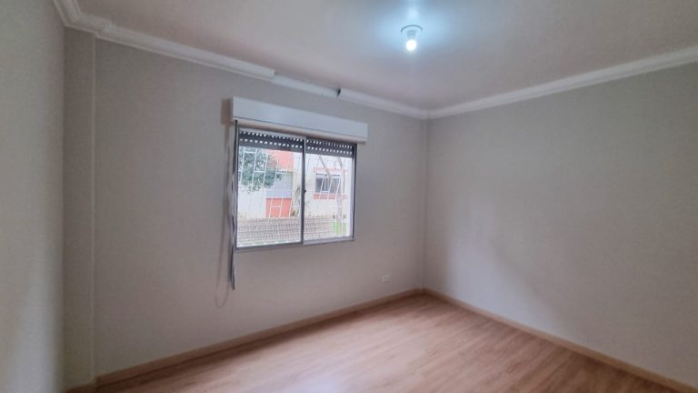 APARTAMENTO COM 3 DORMITÓRIOS TRANSFORMADO EM DOIS DORMITÓRIOS, UMA VAGA DE GARAGEM ROTATIVA, SÃO LEOPOLDO
