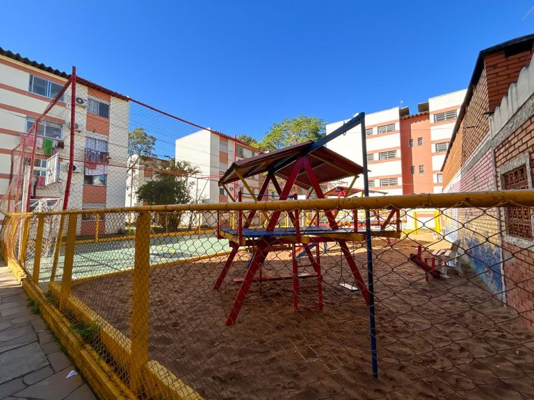 APARTAMENTO COM 3 DORMITÓRIOS TRANSFORMADO EM DOIS DORMITÓRIOS, UMA VAGA DE GARAGEM ROTATIVA, SÃO LEOPOLDO