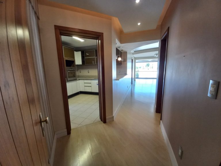 APARTAMENTO COM 3 DORMITÓRIOS, SENDO UM SUÍTE, DUAS VAGAS DE GARAGEM, NO VILA NOVA  NH