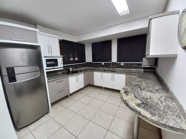 APARTAMENTO COM 3 DORMITÓRIOS, SENDO UM SUÍTE, DUAS VAGAS DE GARAGEM, NO VILA NOVA  NH